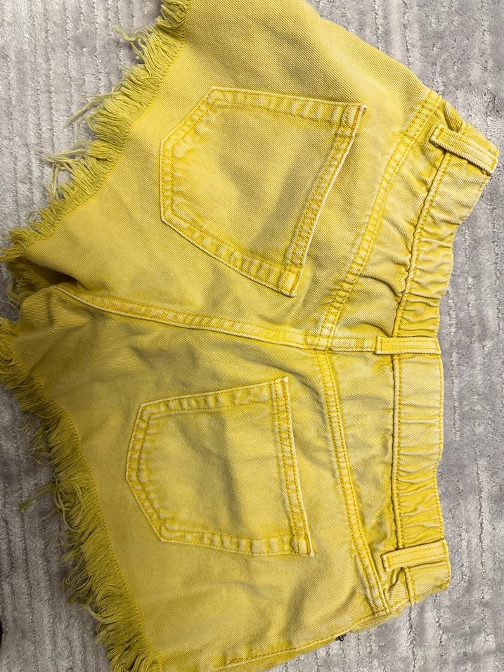 Sarı Düğmeli Mini Denim Şort - Görsel 3