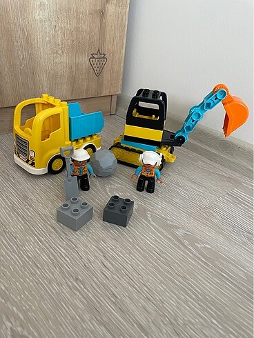 Lego duplo kamyon ve paletli kazıcı