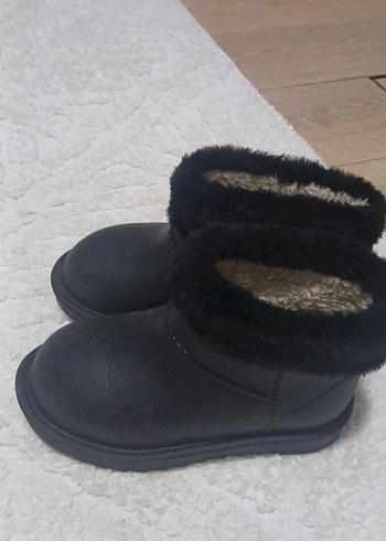 Bershka Siyah Peluslu Kisa Bot Cocuk Ugg