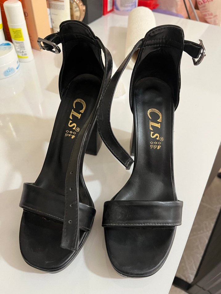 Snake desenli parlak siyah topuklu sandalet - Görsel 2