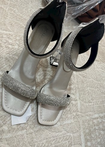 Gri Yılan Desenli Payetli İnce Topuklu Kadın Ayakkabı - Görsel 2