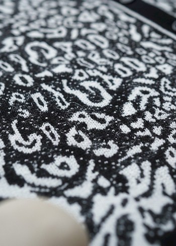 V Yaka Siyah-Beyaz  Örgü Leopar Desenli Kadın Anne Yelek - Görsel 8