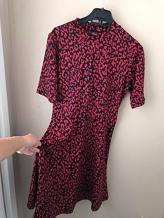 Kırmızı leopar desenli elbise