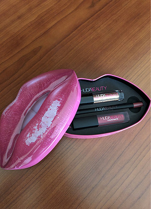 Huda beauty set of lip bencil
