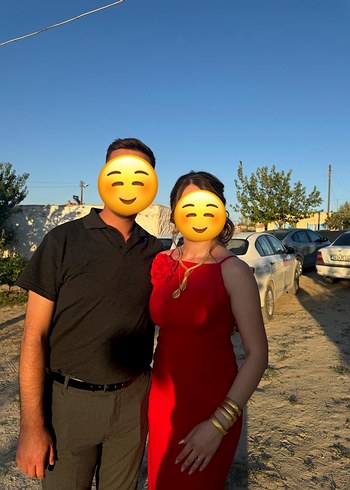 Kırmızı Yakası Gül Detaylı Midi Elbise
