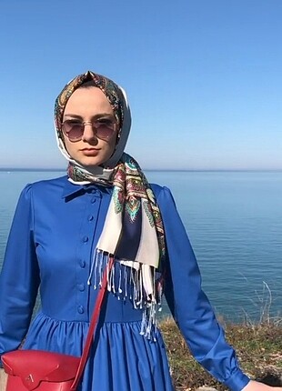 TESETTÜRLÜ ELBİSE