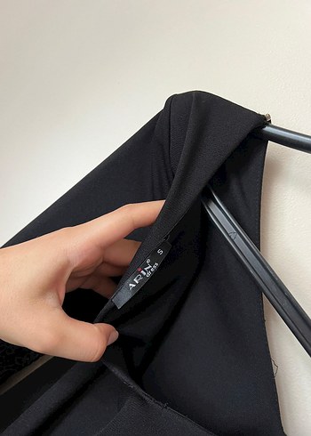 Drapeli Siyah V Yaka Midi Elbise - Görsel 4