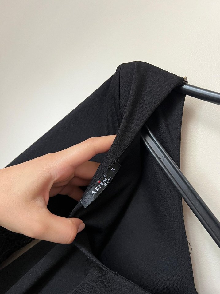 Drapeli Siyah V Yaka Midi Elbise - Görsel 4