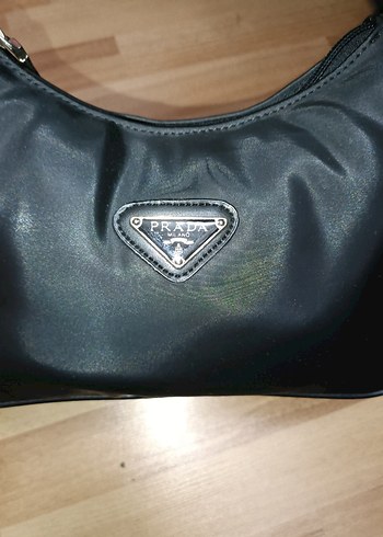 Prada Siyah Parlak Deri Fermuarli Kadin Canta