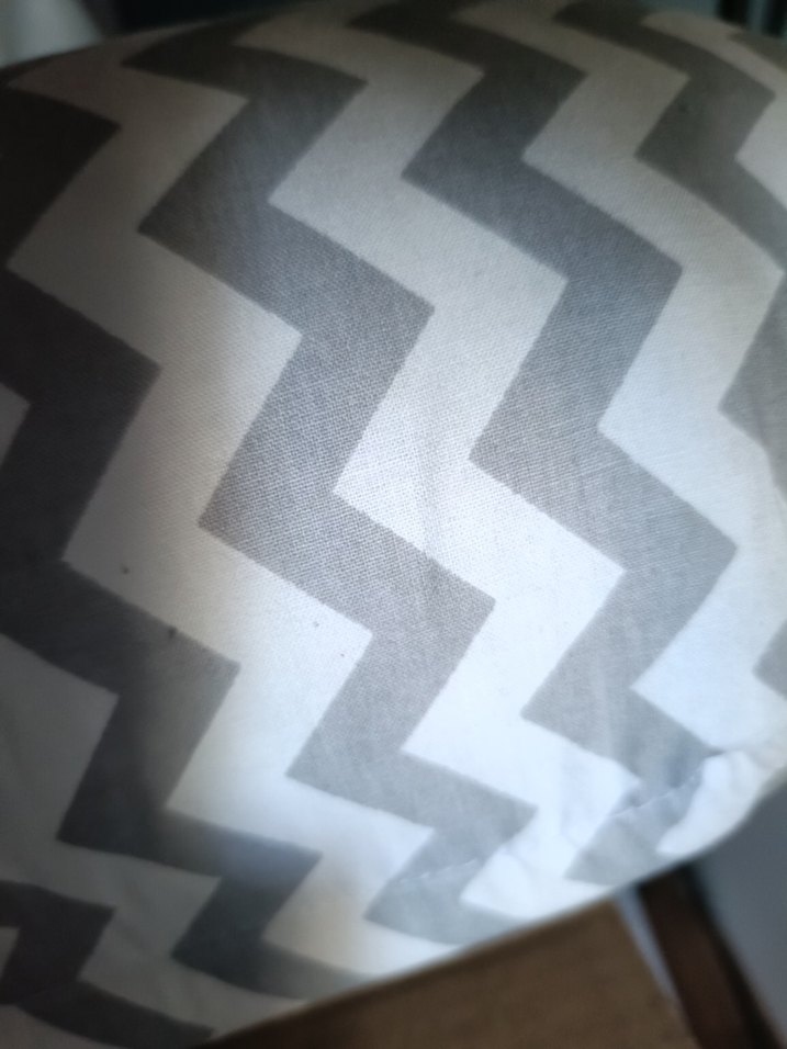 Gri Zigzag Desenli ve yıldız desenli yatak - Görsel 4