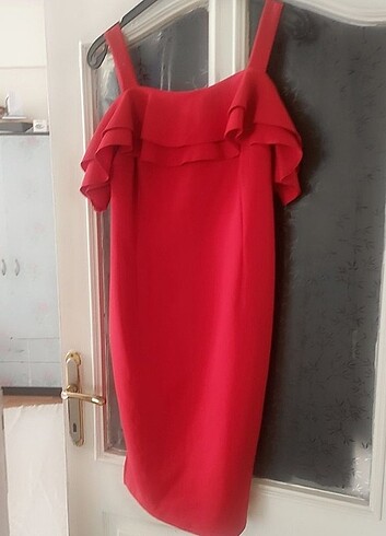 42 Beden Kırmızı elbise çok güzel duruyor 