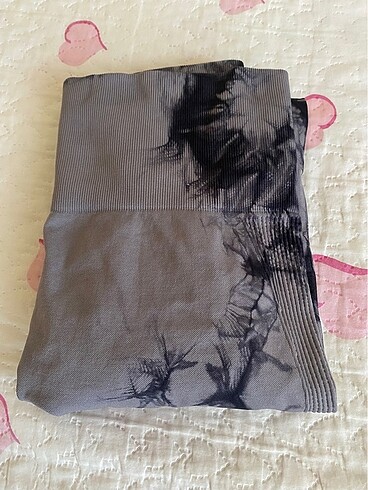 s Beden Batik desen gri tayt