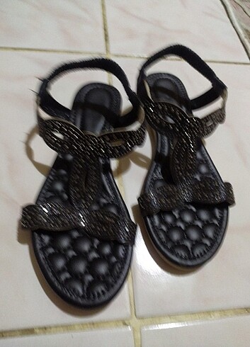 Siyah taşlı sandalet 