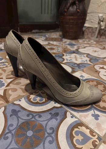 Düğmeli Gri Dolgu Topuk Kadın Klasik Ayakkabı - Görsel 3