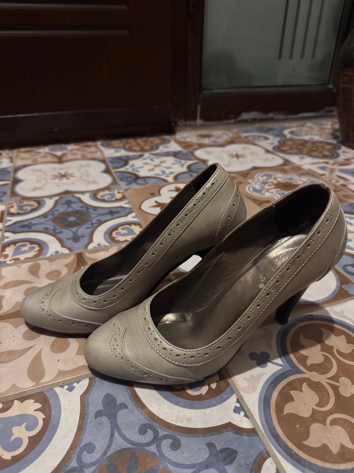 Düğmeli Gri Dolgu Topuk Kadın Klasik Ayakkabı - Görsel 2