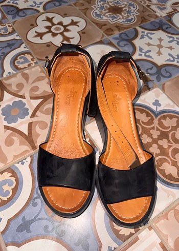 Siyah Dolgu Topuklu Kadın Sandalet - Görsel 2