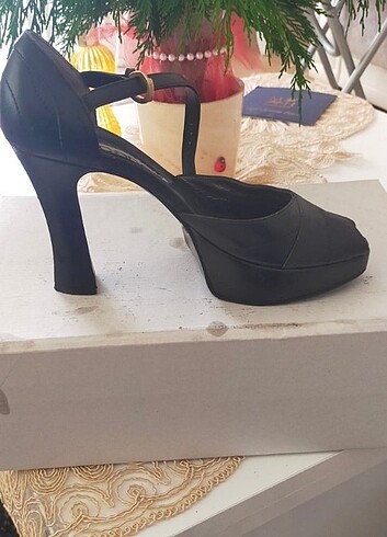 38 Beden siyah Renk Siyah deri kalın topuklu yeni yazlık ayakkabı.cannesin.markası.