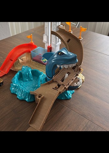 Beden Hotwheels kopek baligi oyun seti