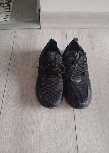 Siyah Bağcıklı Kadın Spor Ayakkabı