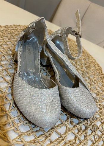 Bej Gri Yılan Desenli Tokalı Kadın Topuklu Ayakkabı - Görsel 4