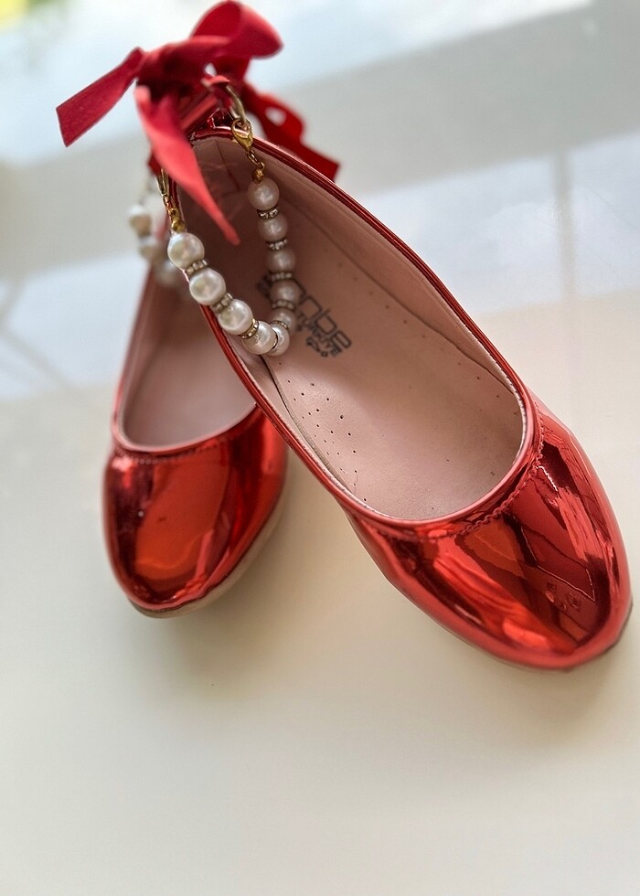 29 numara kırmızı parlak ayakkabı - Görsel 2