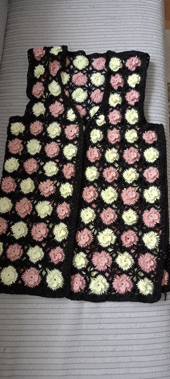 Çiçek Desenli Uzun Örgü Kadın Yelek - Görsel 4