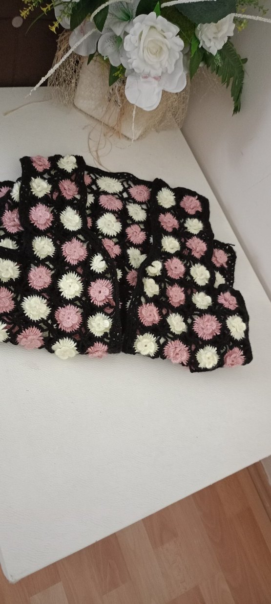 Çiçek Desenli Uzun Örgü Kadın Yelek - Görsel 3