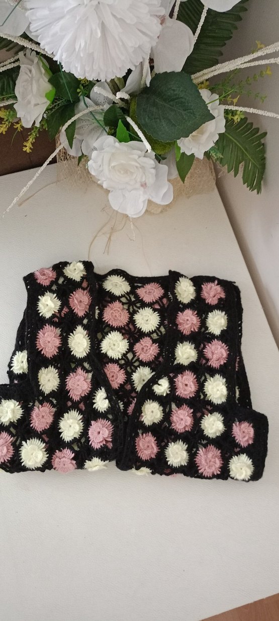 Çiçek Desenli Uzun Örgü Kadın Yelek - Görsel 2