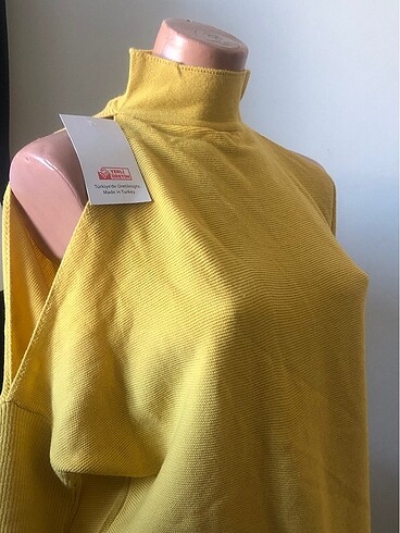 Sarı omuz dekolteli boğazlı triko
