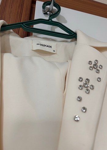 Düğmeli Beyaz Kadın Ofis Takımı - Görsel 4