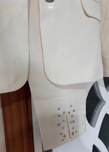 Düğmeli Beyaz Kadın Ofis Takımı - Görsel 3