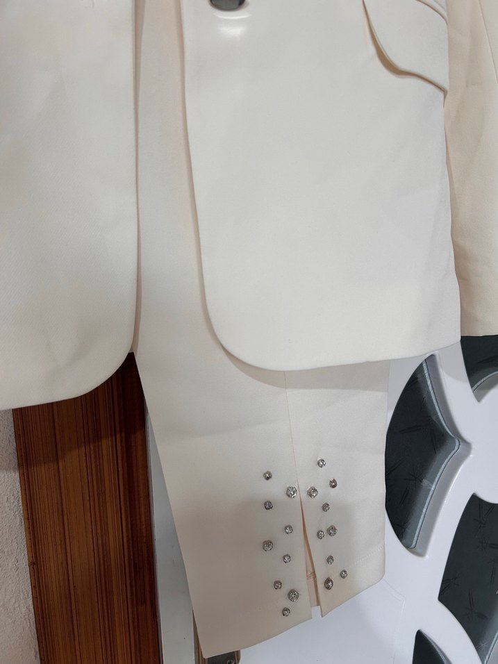 Düğmeli Beyaz Kadın Ofis Takımı - Görsel 3