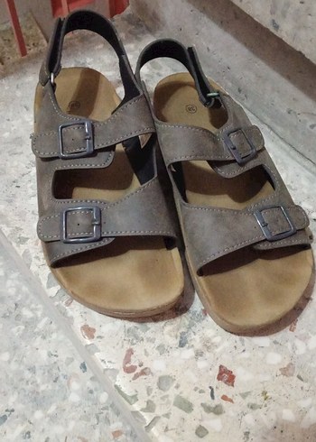Kahverengi Deri Tokalı Sandalet