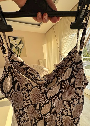 V Yaka Drapeli Yılan Desenli Uzun Elbise - Görsel 4