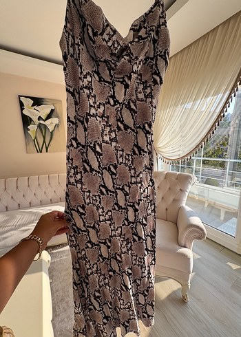V Yaka Drapeli Yılan Desenli Uzun Elbise - Görsel 3