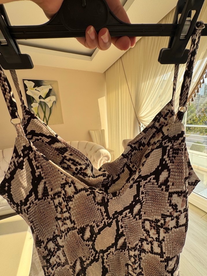 V Yaka Drapeli Yılan Desenli Uzun Elbise - Görsel 4