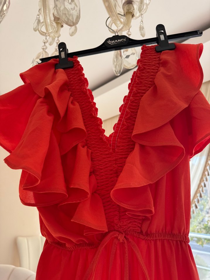 Klasik Şıklık Kırmızı Uzun Fırfırlı Elbise - Görsel 3