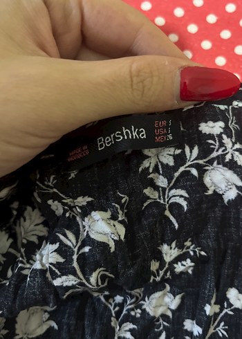 Siyah Çiçek Desenli V Yaka Kadın Bluz - Görsel 2