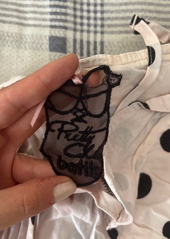 Batik Puantiye Desenli V Yakalı bluz