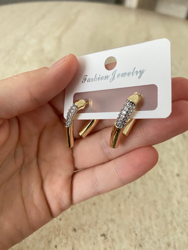 Altın Renk Mini Pul Detaylı Küpe - Görsel 2