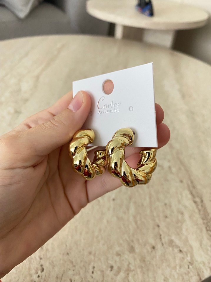 Parlak Altın Mini Yılan Desenli Küpe - Görsel 3