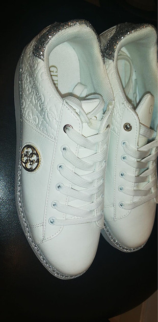Guess 41 numara orjinal spor ayakkabı 