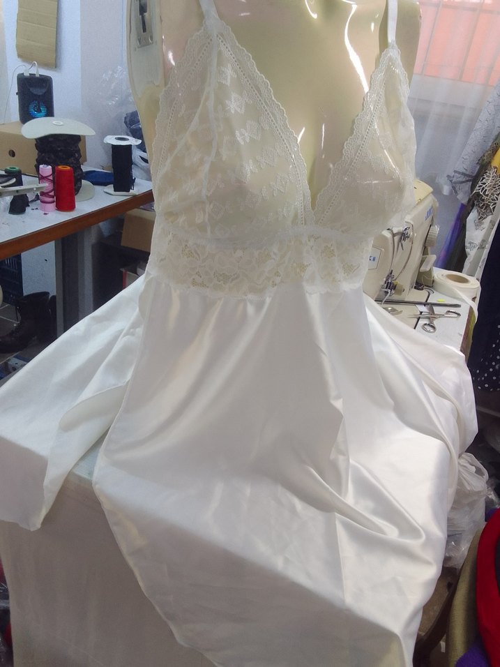 V Yaka Beyaz Dantel Detaylı Midi Gecelik - Görsel 3