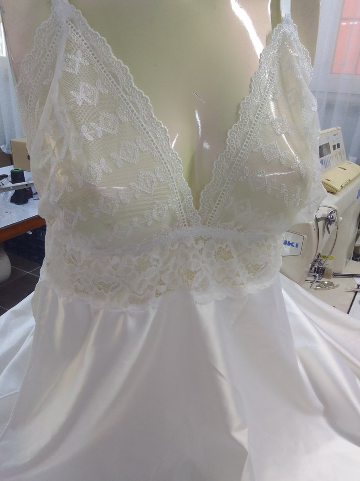 V Yaka Beyaz Dantel Detaylı Midi Gecelik - Görsel 4