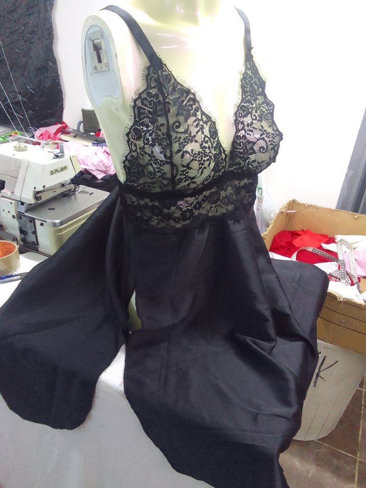 Siyah V Yaka Dantel Detaylı Midi Gecelik - Görsel 3