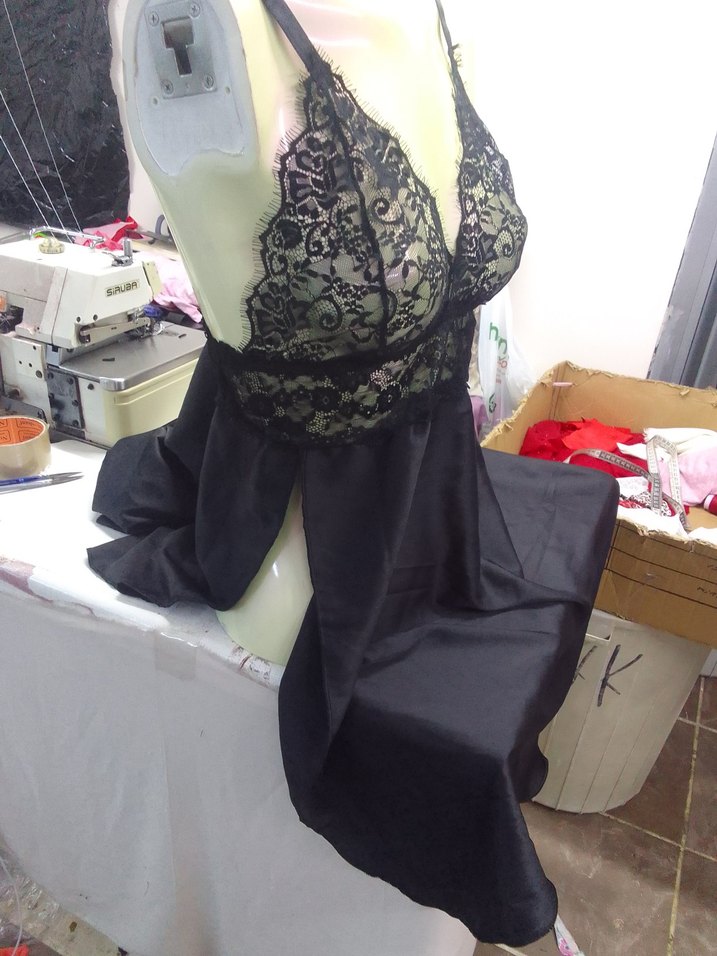 Siyah V Yaka Dantel Detaylı Midi Gecelik - Görsel 2