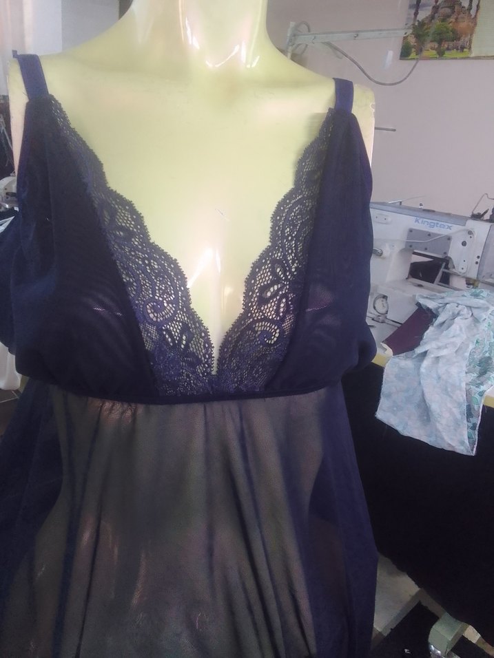 Siyah Dantel Detaylı Gösterişli Gecelik - Görsel 3