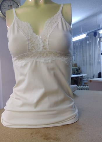 Dantel Detaylı Beyaz V Yaka Kadın Atlet - Görsel 4