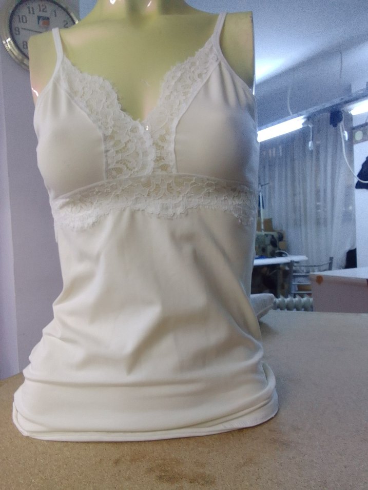 Dantel Detaylı Beyaz V Yaka Kadın Atlet - Görsel 4