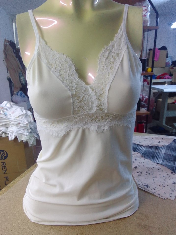 Dantel Detaylı Beyaz V Yaka Kadın Atlet - Görsel 3